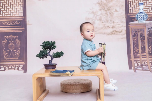 沂源女宝宝换尿布